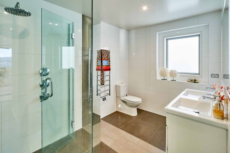 Photo of property in 25 The Crescent, Roseneath, Wellington, 6011