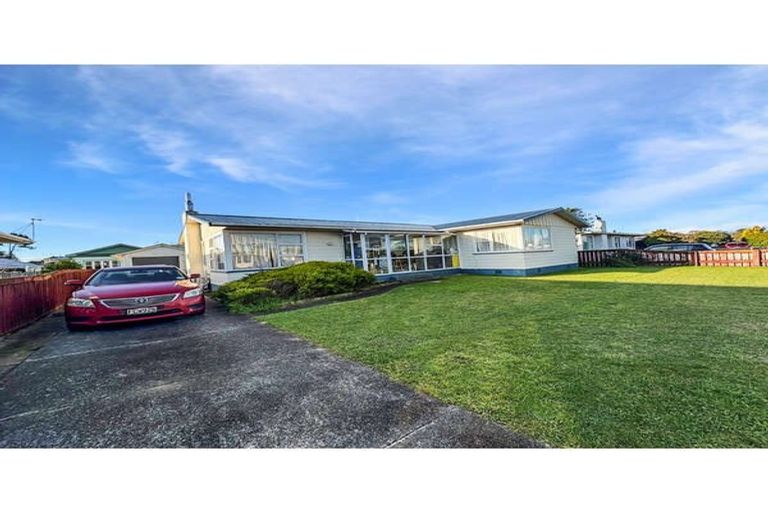 Photo of property in 8 Mark Perreau Place, Foxton, 4814