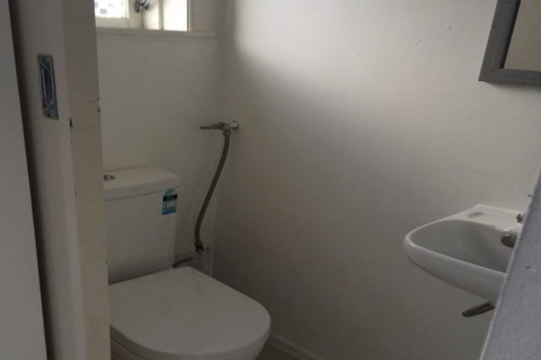 Photo of property in 2 Easton Park Parade, Glenfield, Auckland, 0629