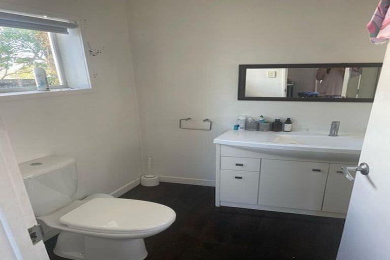 Photo of property in 2/119 Carlisle Road, Northcross, Auckland, 0632