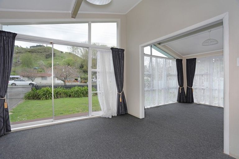 Photo of property in 14 Ongo Road, Hunterville, 4730