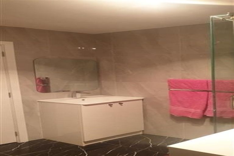 Photo of property in 5 Fernhaven Place, Massey, Auckland, 0614