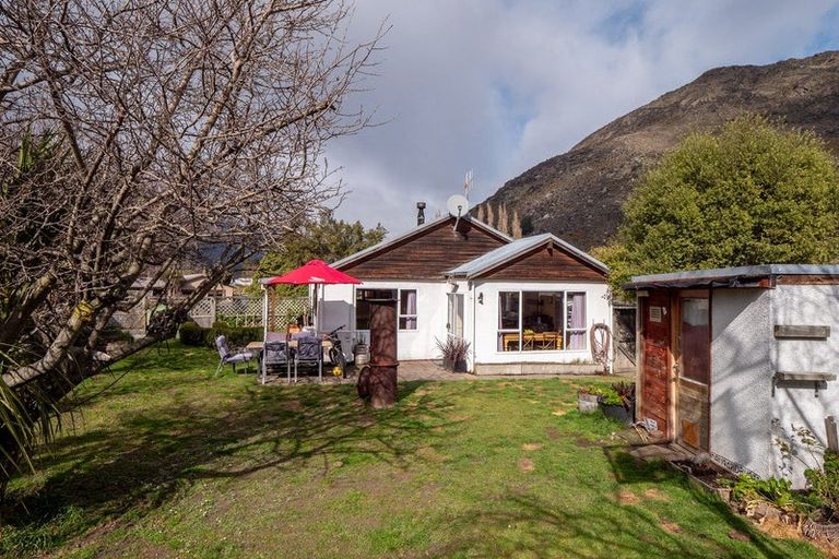 Photo of property in 35-35a Remarkables Crescent, Frankton, Queenstown, 9300