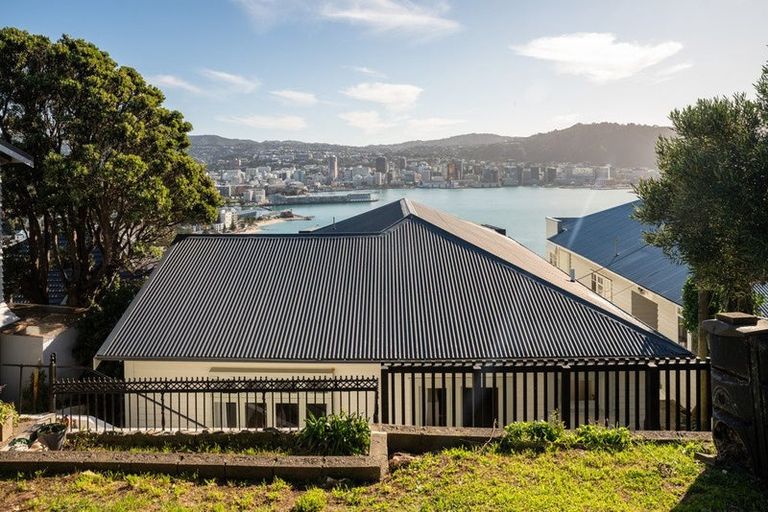 Photo of property in 37 The Crescent, Roseneath, Wellington, 6011