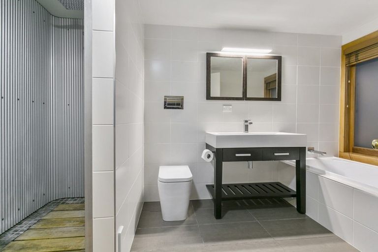 Photo of property in 2/5 Mizpah Road, Waiake, Auckland, 0630