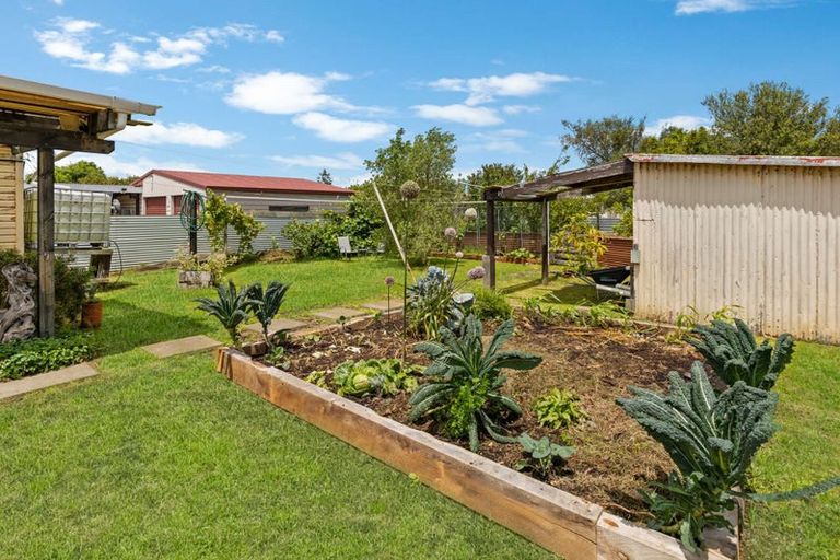 Photo of property in 2 Ngahina Street, Marton, 4710