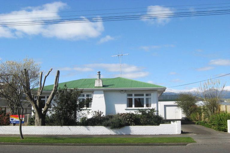 Photo of property in 8 Queenwood Road, Levin, 5510