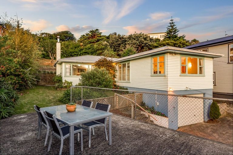 Photo of property in 15 Mana View Road, Paremata, Porirua, 5026