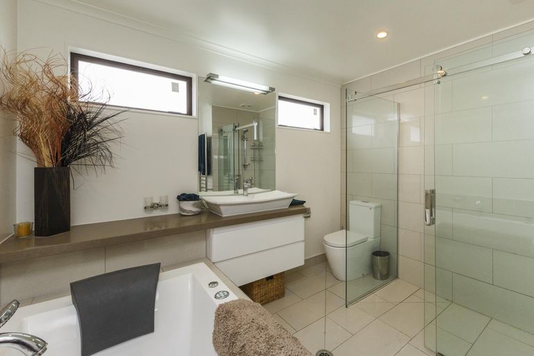 Photo of property in 2 Huata Place, West End, Palmerston North, 4412