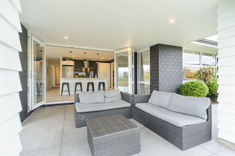 Photo of property in 132 Johnstone Drive, Fitzherbert, Palmerston North, 4410