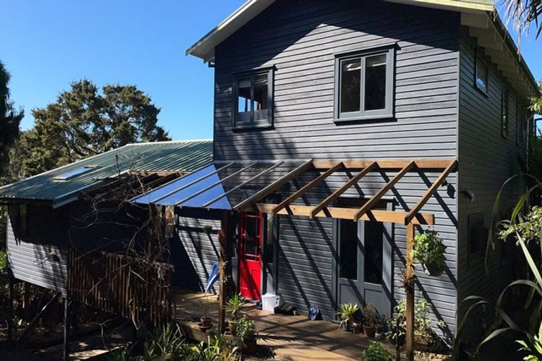 Photo of property in 9 Tawini Road, Titirangi, Auckland, 0604