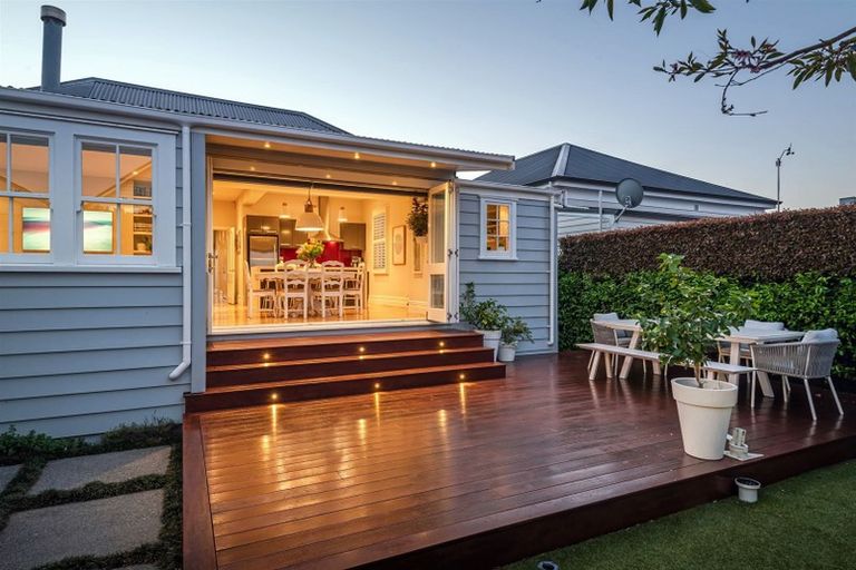 Photo of property in 67 Queen Street, Northcote Point, Auckland, 0627