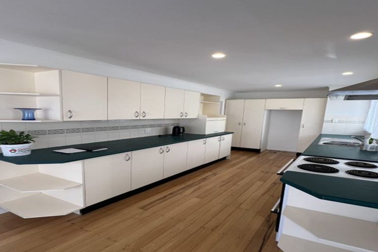 Photo of property in 32 Essex Street, Te Atatu South, Auckland, 0610