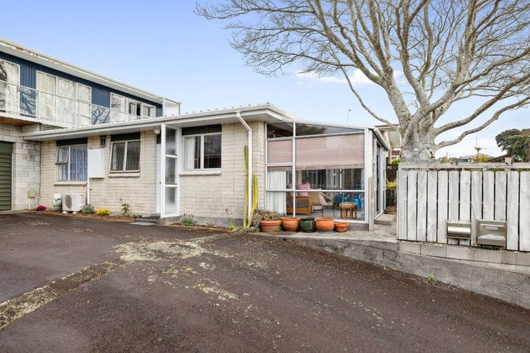 Photo of property in 341 Devon Street West, New Plymouth, 4310