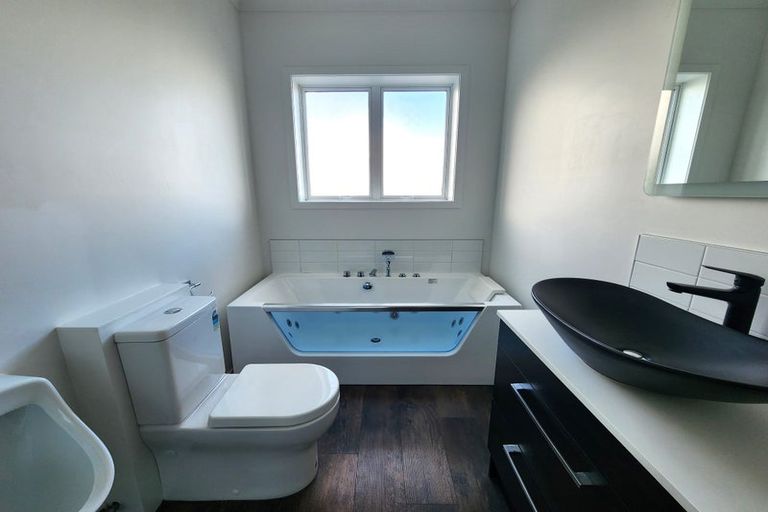 Photo of property in 14 Cessna Way, Newlands, Wellington, 6037