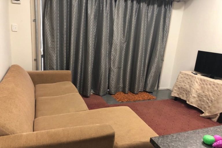 Photo of property in 2 Mediterranean Way, Goodwood Heights, Auckland, 2105