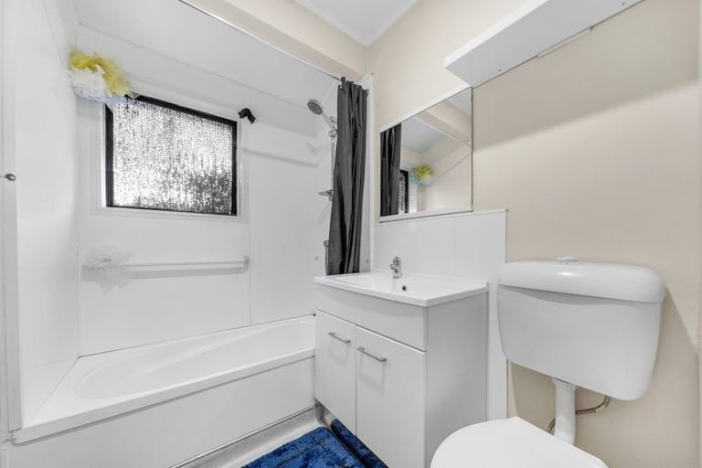 Photo of property in 2/33 Seaward Place, Wattle Downs, Auckland, 2103