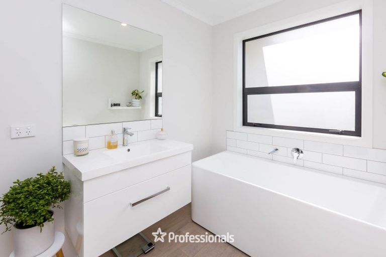 Photo of property in 5 Nikau Lane, Timberlea, Upper Hutt, 5018