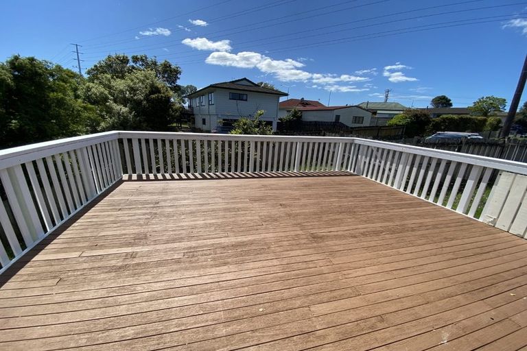 Photo of property in 1/16 Cabello Place, Unsworth Heights, Auckland, 0632