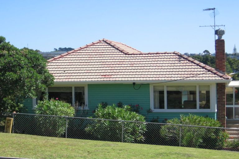 Photo of property in 10 Folkestone Street, Murrays Bay, Auckland, 0630