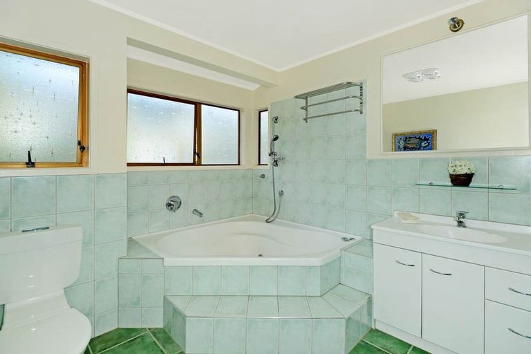 Photo of property in 16 Lake Road, Northcote, Auckland, 0627