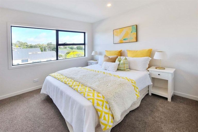 Photo of property in 952c East Coast Road, Northcross, Auckland, 0632
