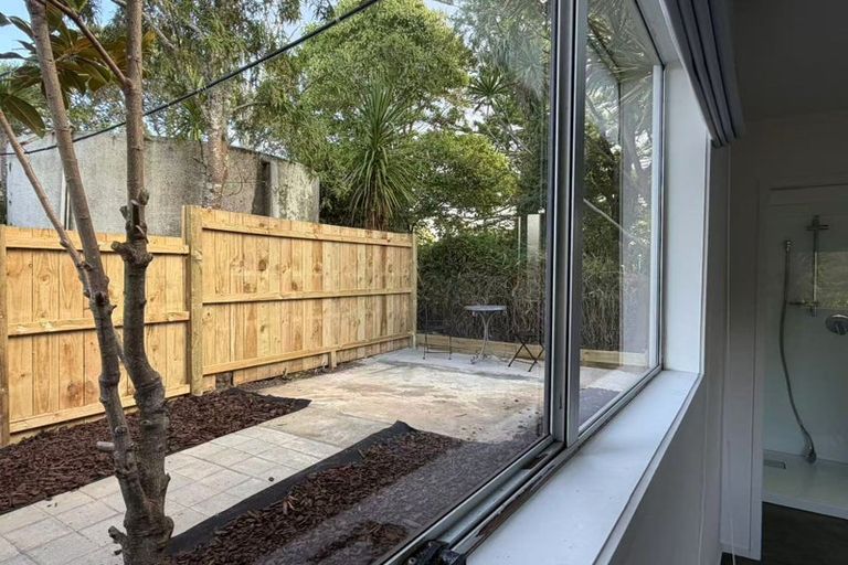 Photo of property in 646 Waitakere Road, Kumeu, 0891