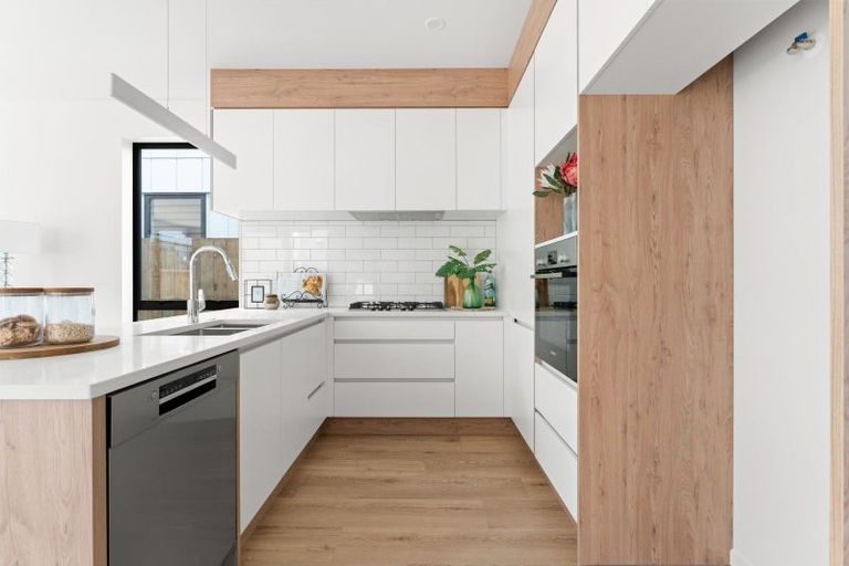 Photo of property in 21 Bronzewater Drive, Silverdale, 0932