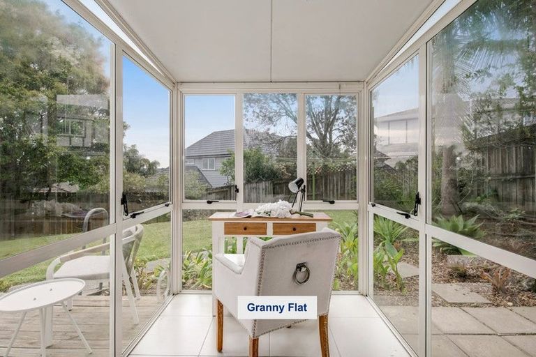 Photo of property in 12 Mandeville Place, Unsworth Heights, Auckland, 0632