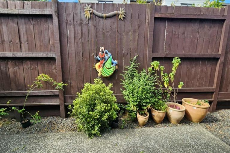 Photo of property in 33 Verdale Circle, Glen Eden, Auckland, 0602