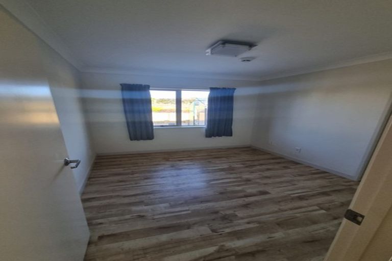 Photo of property in 15 Epic Way, Newlands, Wellington, 6037