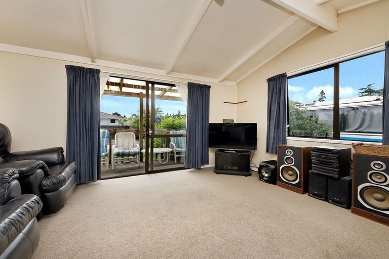 Photo of property in 20 Serwayne Place, Sunnyvale, Auckland, 0612