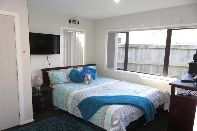 Photo of property in 32 Mervyn Kemp Drive, Tawa, Wellington, 5028