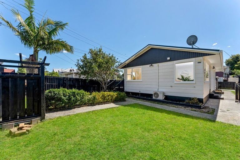 Photo of property in 19 Ribblesdale Road, Henderson, Auckland, 0612