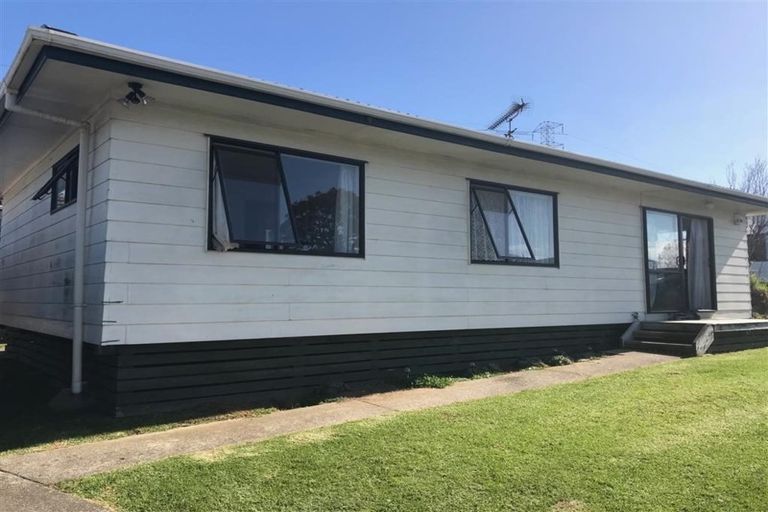 Photo of property in 2/31 Solveig Place, Randwick Park, Auckland, 2105