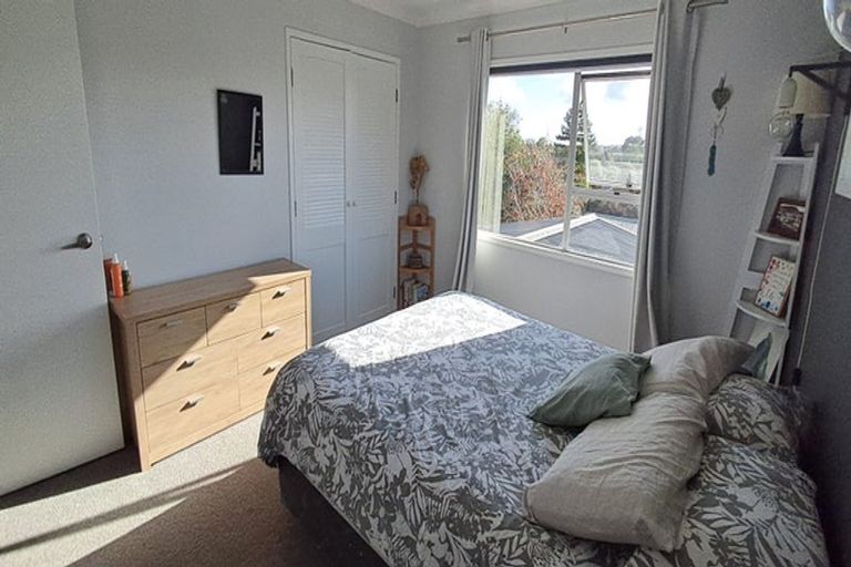 Photo of property in 15 Mile Place, Henderson, Auckland, 0612