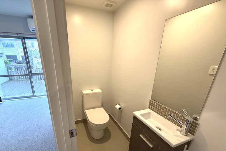 Photo of property in 26/11 Ray Small Drive, Papakura, 2110