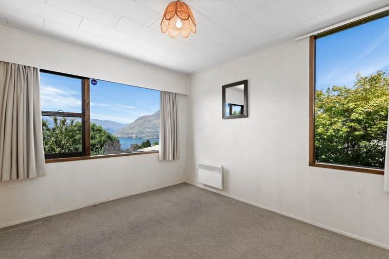 Photo of property in 27 Avalon Crescent, Fernhill, Queenstown, 9300