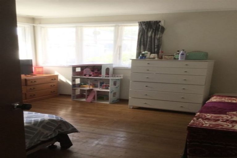 Photo of property in 35 Amberley Avenue, Te Atatu South, Auckland, 0610