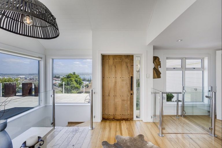 Photo of property in 8 Kowhai Road, Bluff Hill, Napier, 4110