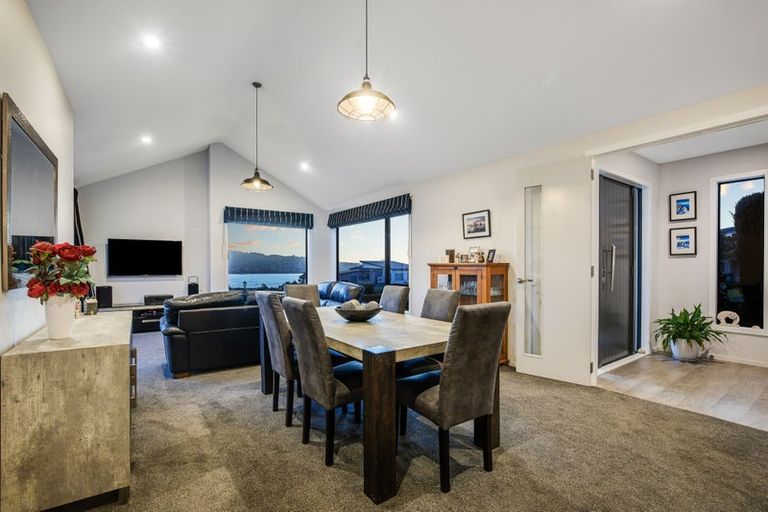 Photo of property in 6 Hollyford Place, Aotea, Porirua, 5024
