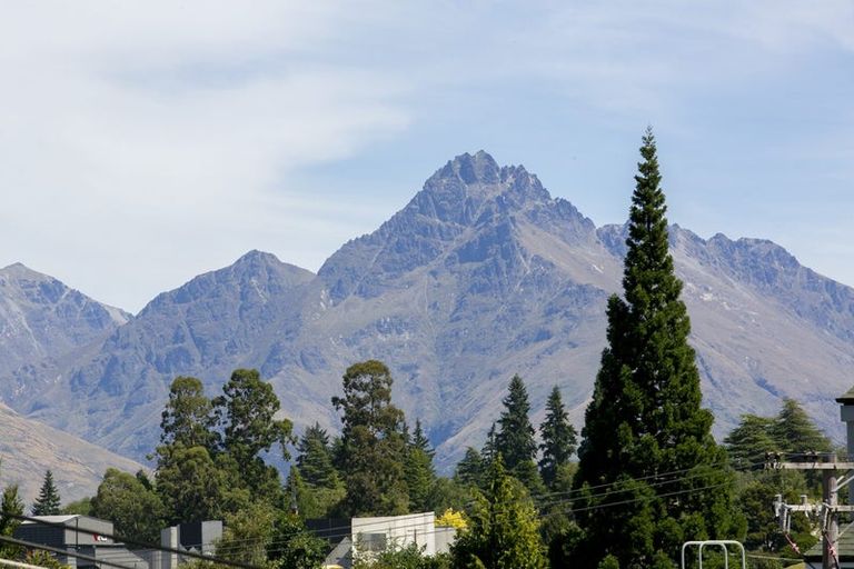 Photo of property in The Alex Apartments, 32/135b Hallenstein Street, Queenstown, 9300