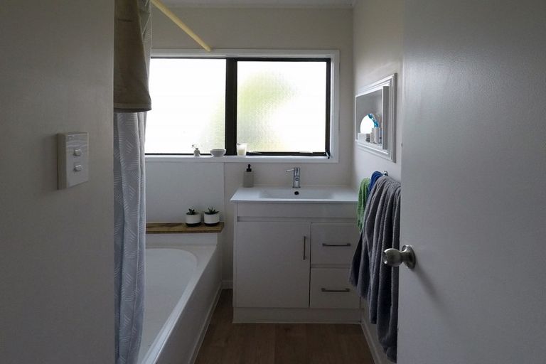 Photo of property in 17a Riserra Drive, Ranui, Auckland, 0612