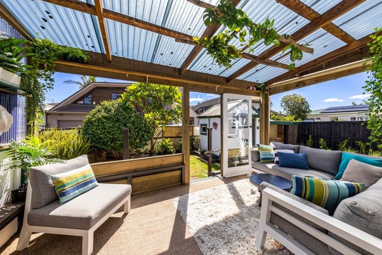 Photo of property in 32 Dignan Street, Point Chevalier, Auckland, 1022