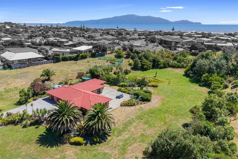 Photo of property in 47 Rutherford Drive, Waikanae Beach, Waikanae, 5036