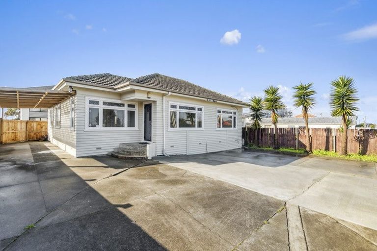 Photo of property in 22 Ranfurly Road, Papatoetoe, Auckland, 2104