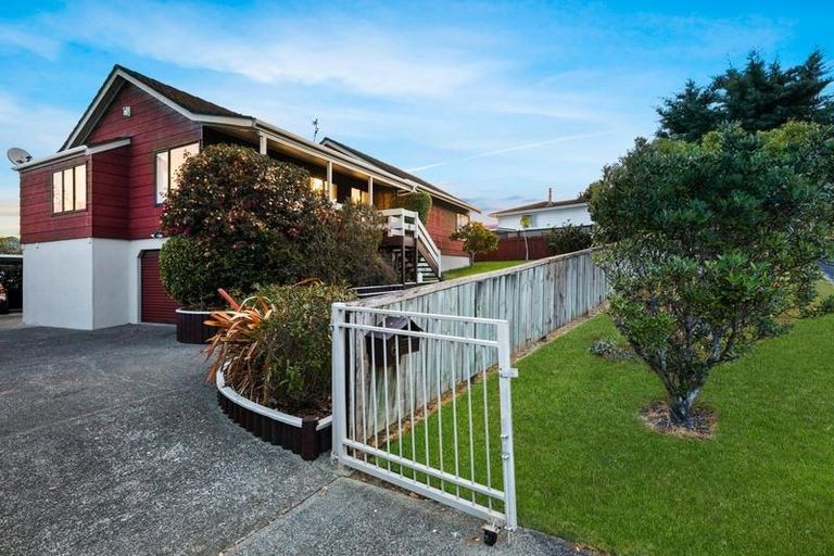 Photo of property in 6 Elizabeth Drive, West Harbour, Auckland, 0618