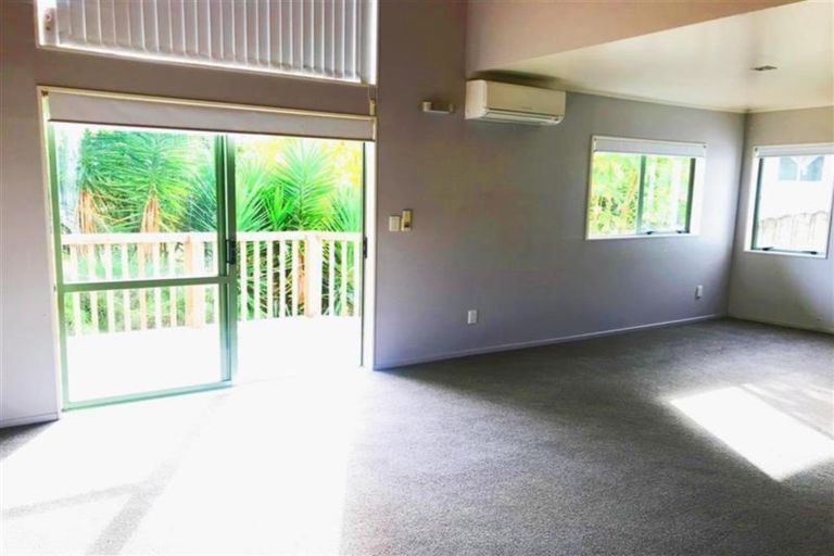 Photo of property in 2/9 Grenadine Place, Unsworth Heights, Auckland, 0632