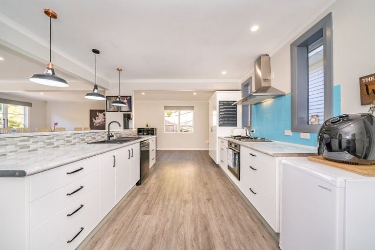 Photo of property in 114 Pinehaven Road, Pinehaven, Upper Hutt, 5019