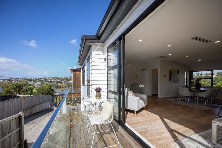 Photo of property in 25b Kiteroa Terrace, Rothesay Bay, Auckland, 0630